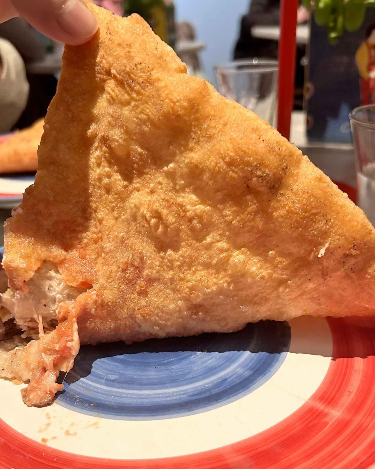 la cottura della pizza fritta della pizzeria Concettina ai Tre Santi a Napoli al Campionato 2026