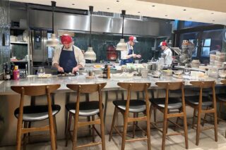 Frangente a Milano, ristorante con piatti di pesce che parlano