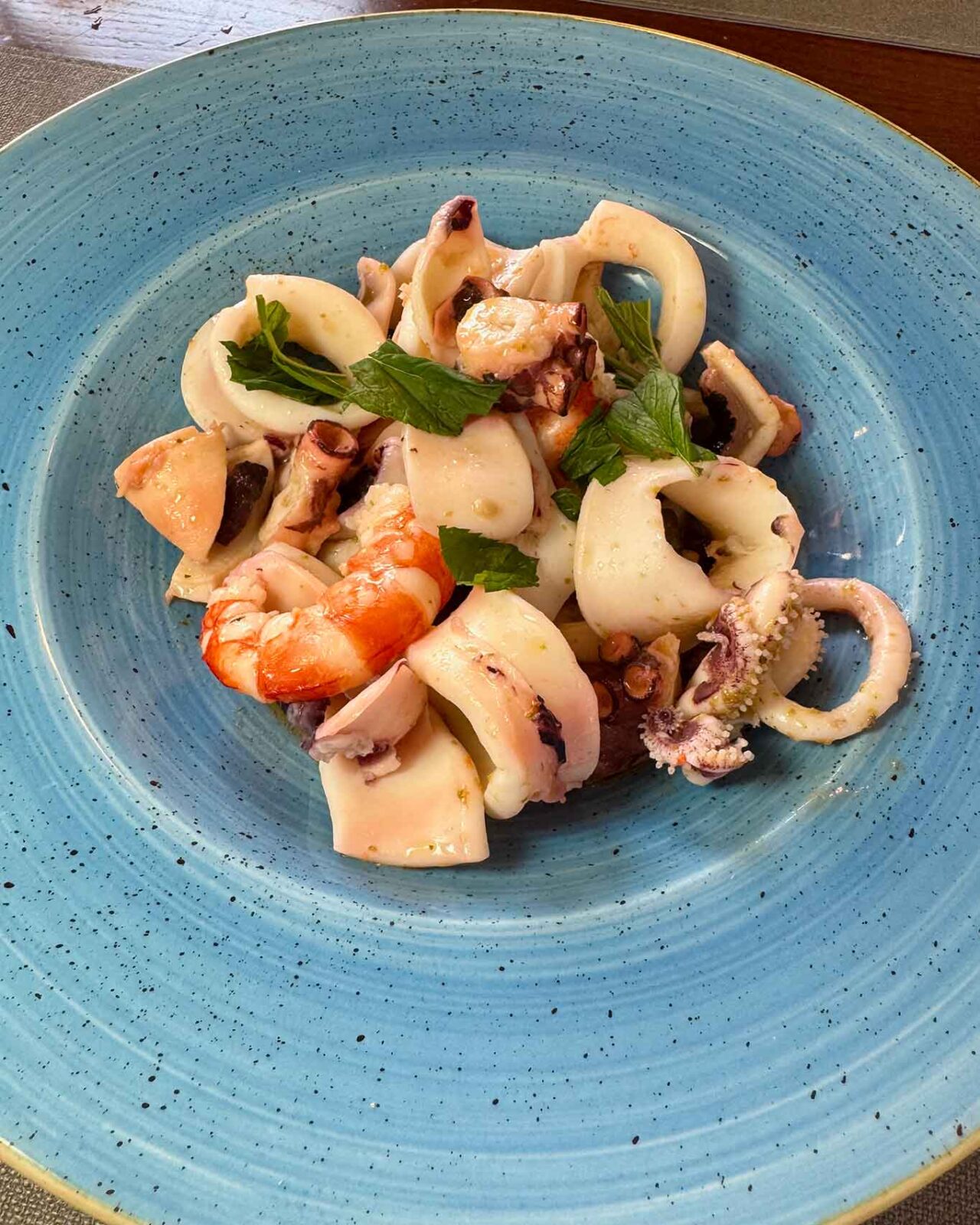 l'insalta tiepida di mare del ristorante di pesce Gatto Rosso a Taranto 