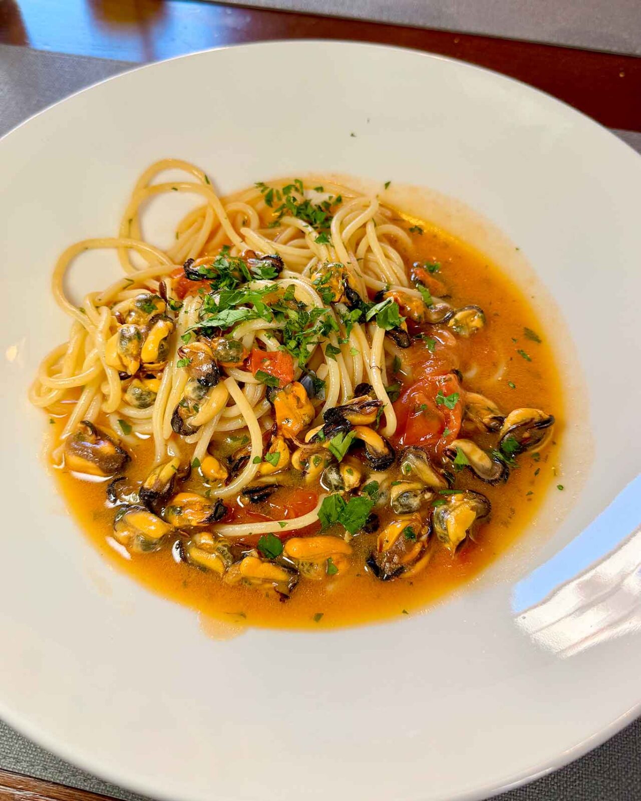 gli spaghetti con le cozze tarantine del ristorante di pesce Gatto Rosso a Taranto 