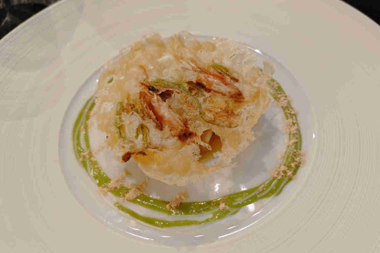 Eco del mare by Apreda, tartare di gamberi e cialda di fiore di zucchina e carapaci