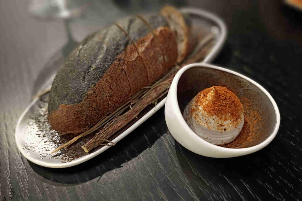 Pane all'alga Kombu e Nori by Apreda e spuma di burrata speziata