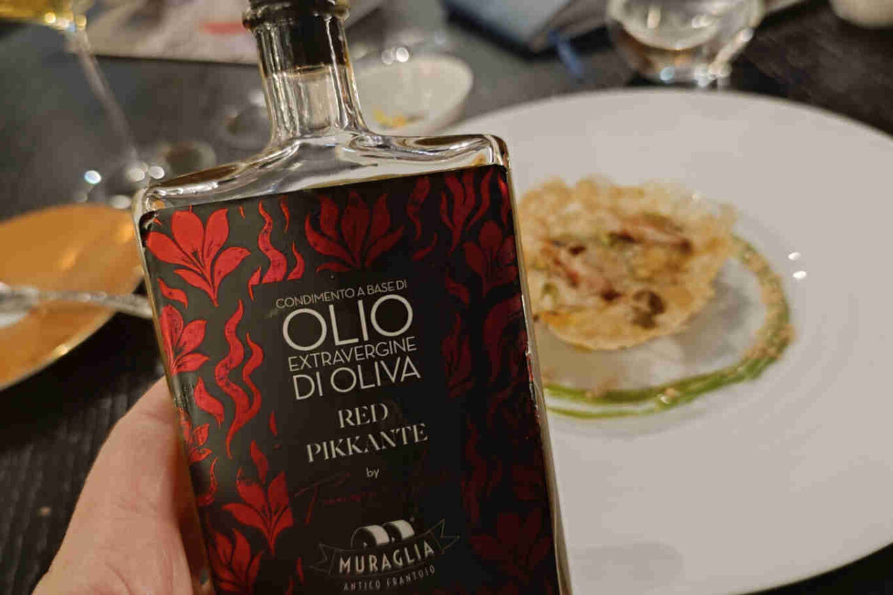Olio Red Pikkante della linea by Apreda prodotta dal Frantoio Muraglia