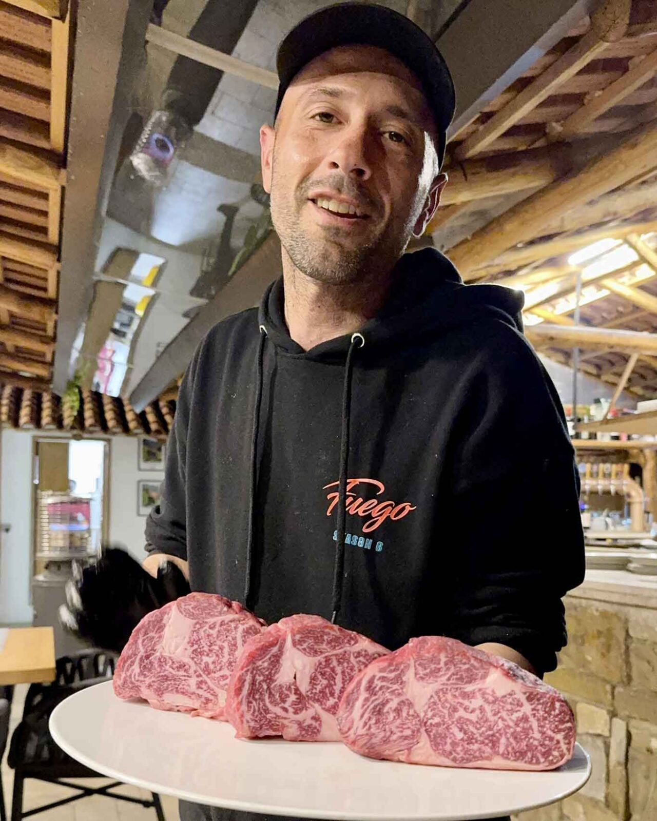 Rosario Pellicci e il cube roll alla braceria Fuego Steakhouse di Santa Maria di Castellabate in Cilento