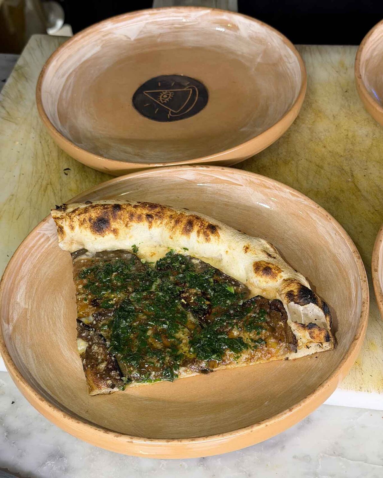 la pizza parmigiana in bianco della pizzeria Bob Alchimia a Spicchi a Montepaone in Calabria