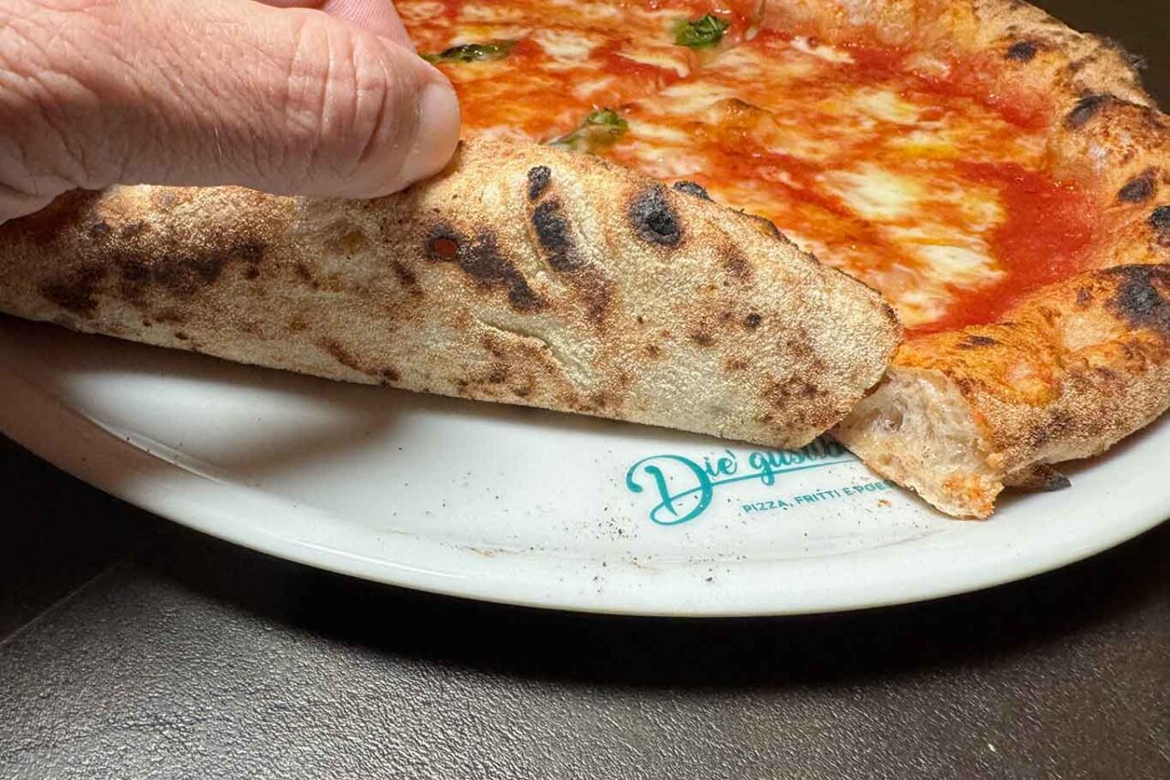 la cottura della pizza margherita della pizzeria Die' Gustibus a Giffoni Sei Casali al Campionato 2026