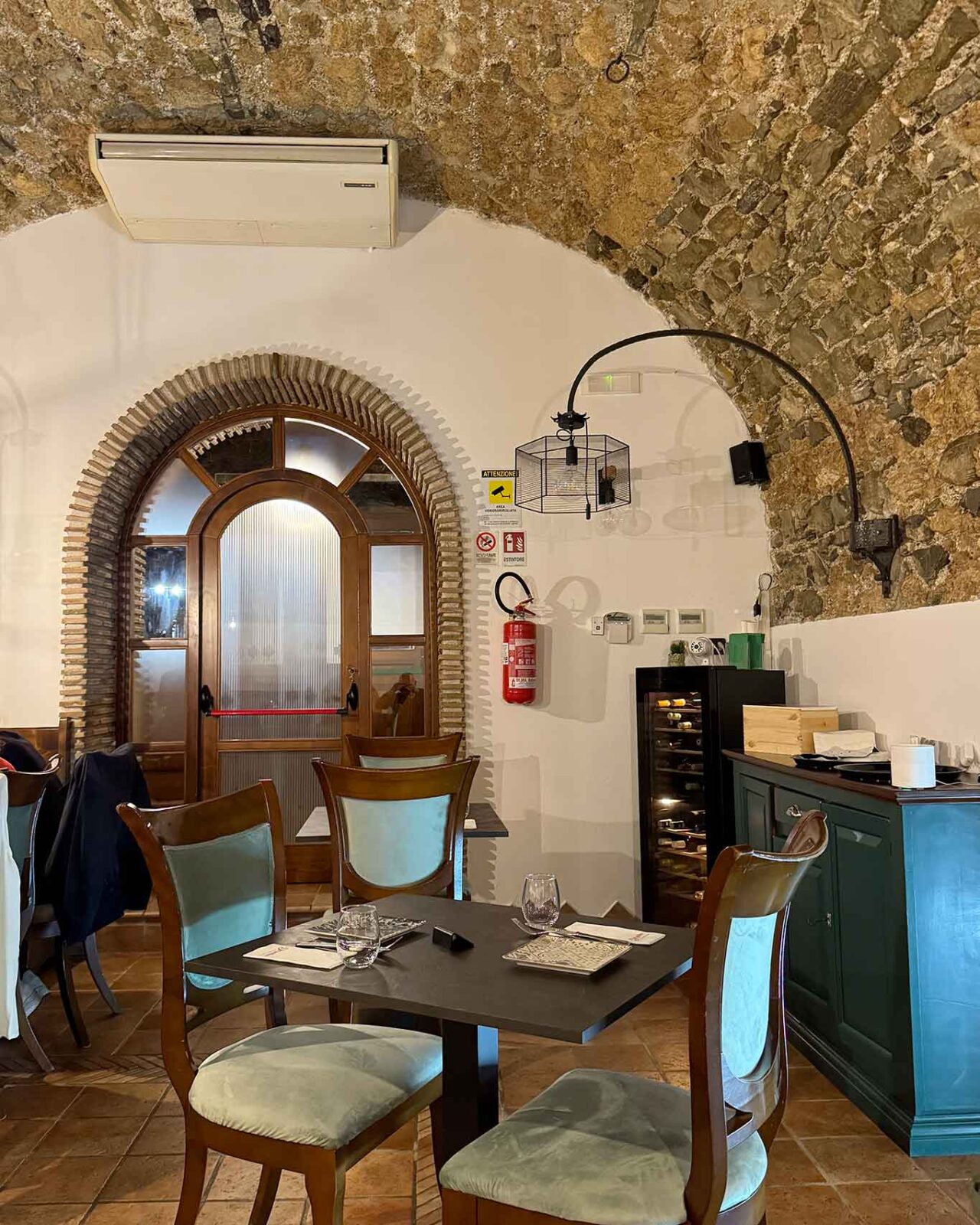 la sala della pizzeria Die' Gustibus a Giffoni Sei Casali