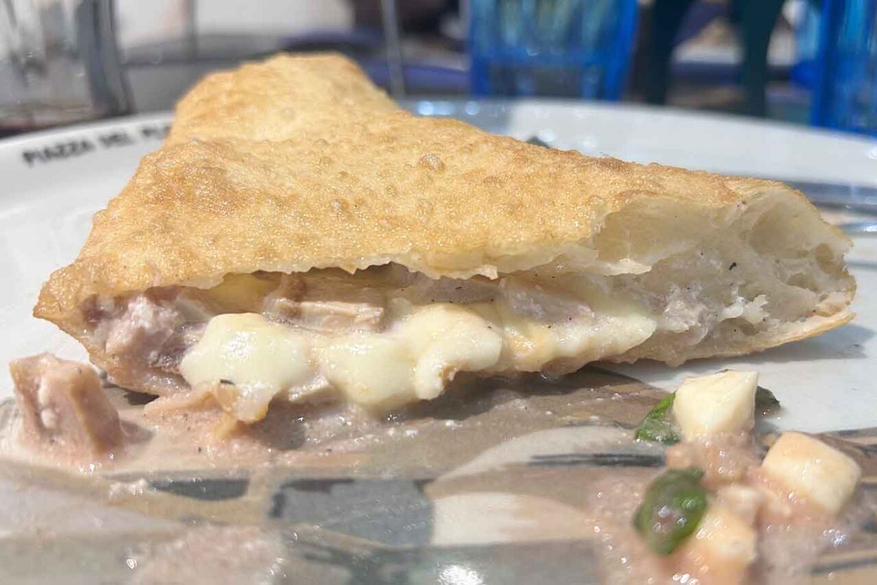 il ripieno della pizza fritta della pizzeria Gennaro Rallo a Napoli per il Campionato 2026
