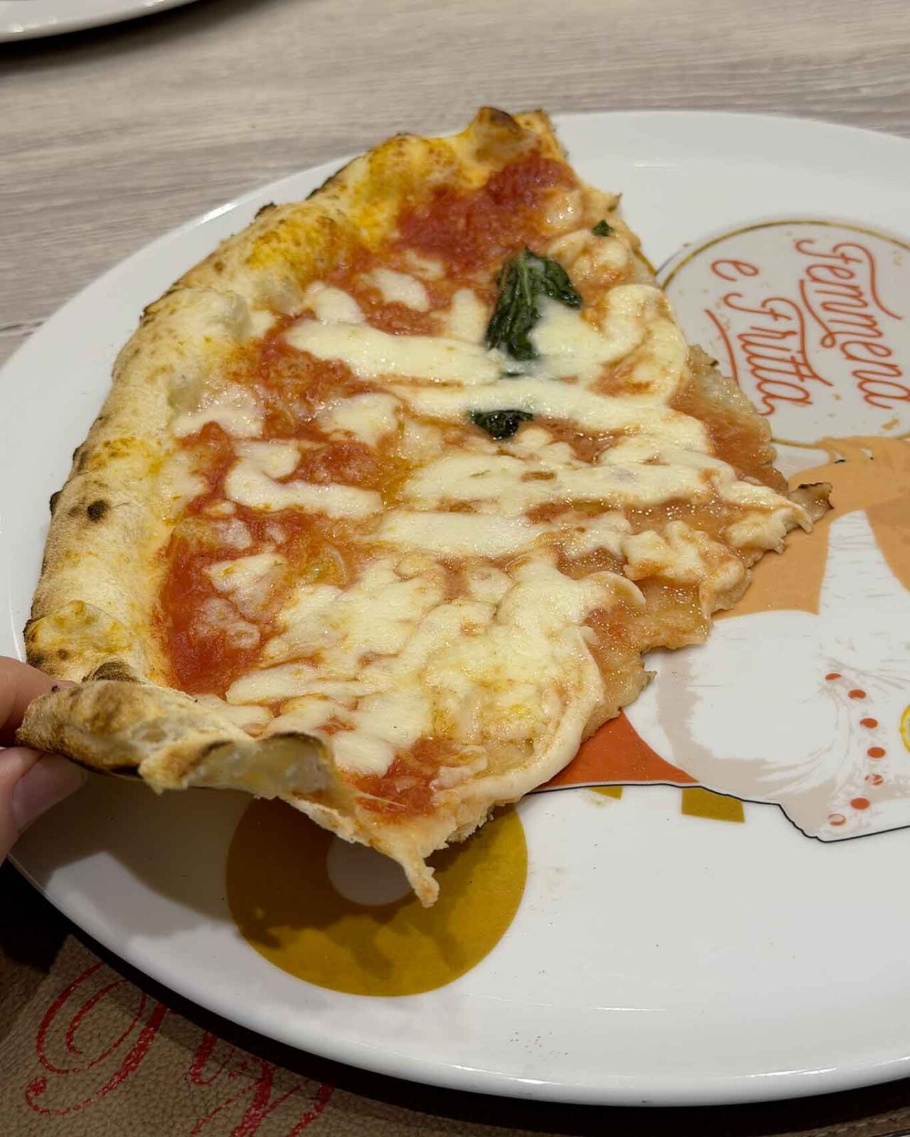 la pizza margherita della pizzeria Teresa Iorio Femmena e Fritta a Napoli per il Campionato 2026
