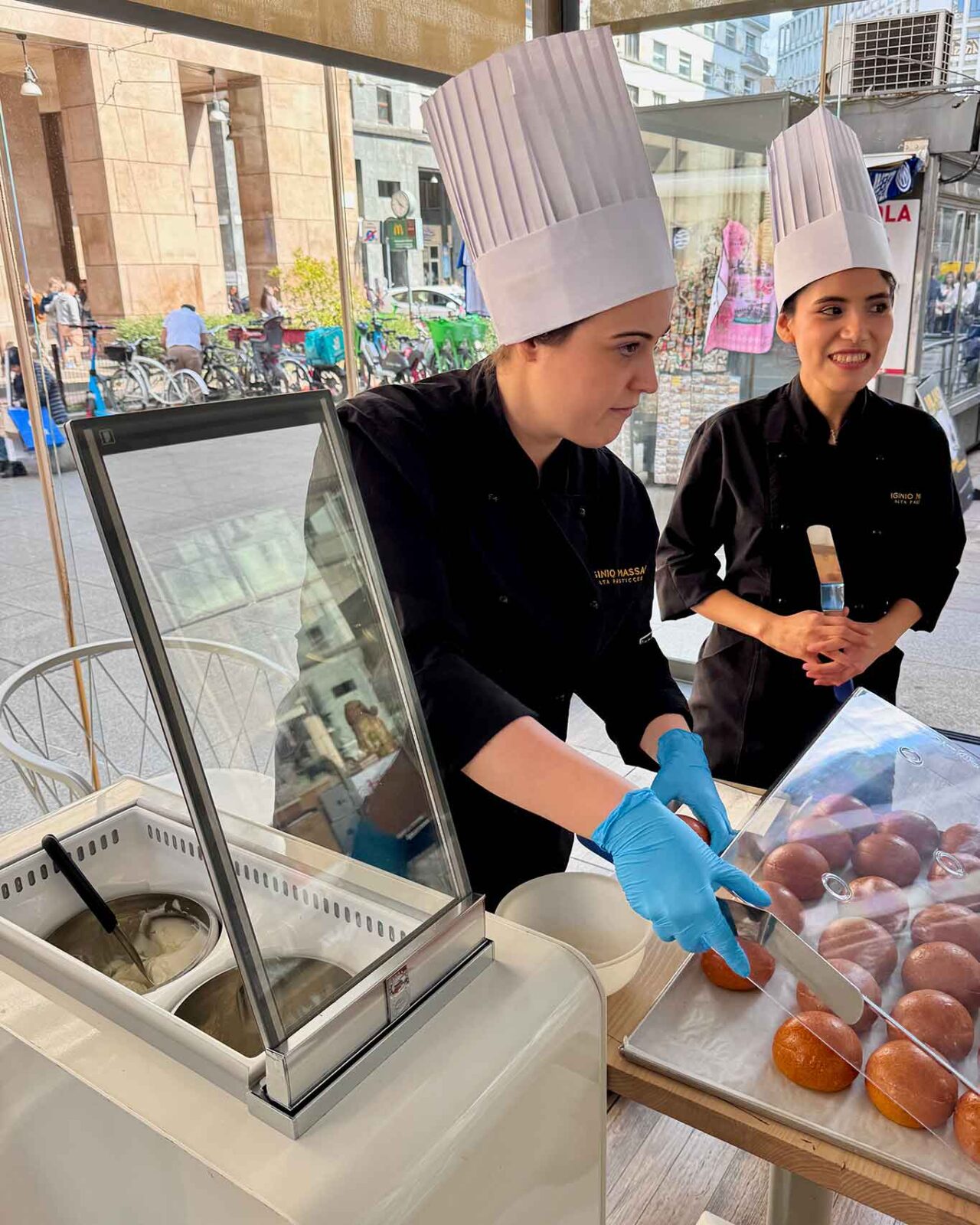 preparazione del Maritozzo Estivo di Massari con il gelato alla Fuscella di Napoli di Raffaele Del Verme