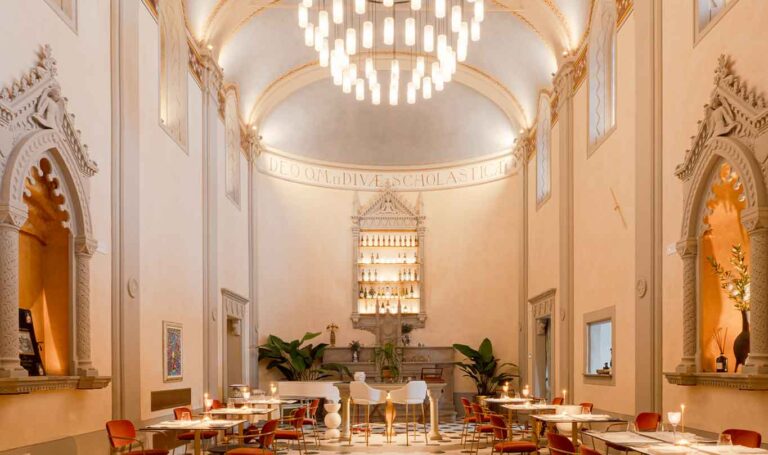 Al ristorante Devoti del Resort La Monastica mangi in una chiesa