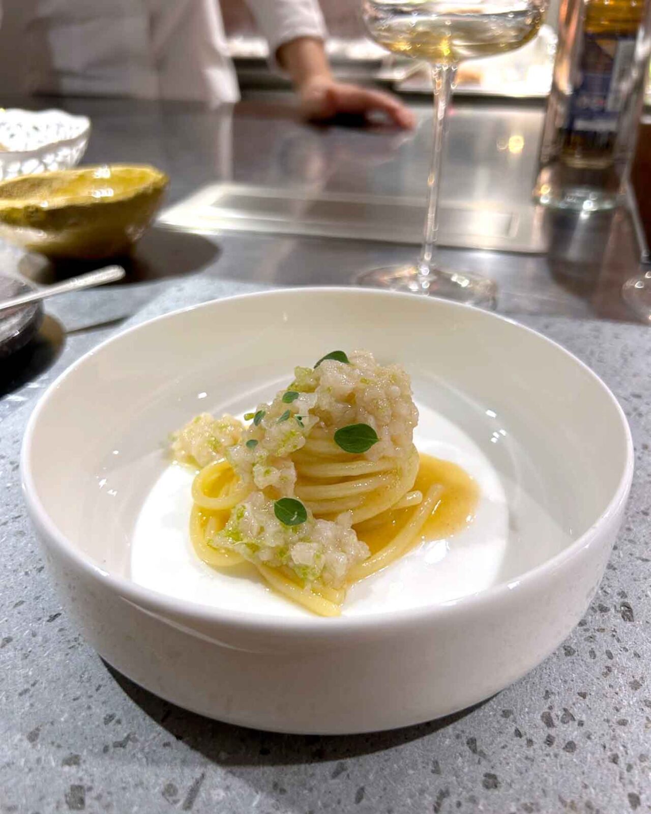 gli spaghetti con il tonno del ristorante Materia Spazio Cucina a Catania