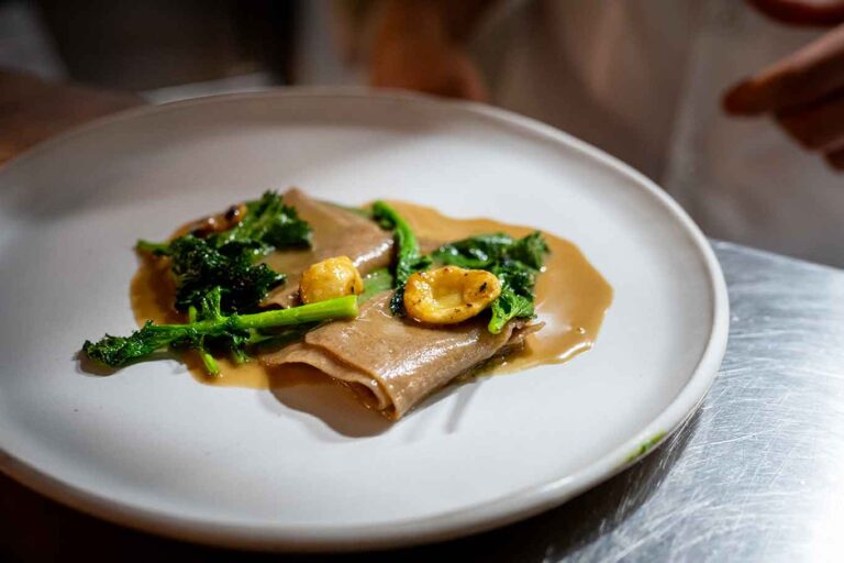 Udon, orecchiette, ginepro e cime di rapa: ricetta di Martino Ruggieri