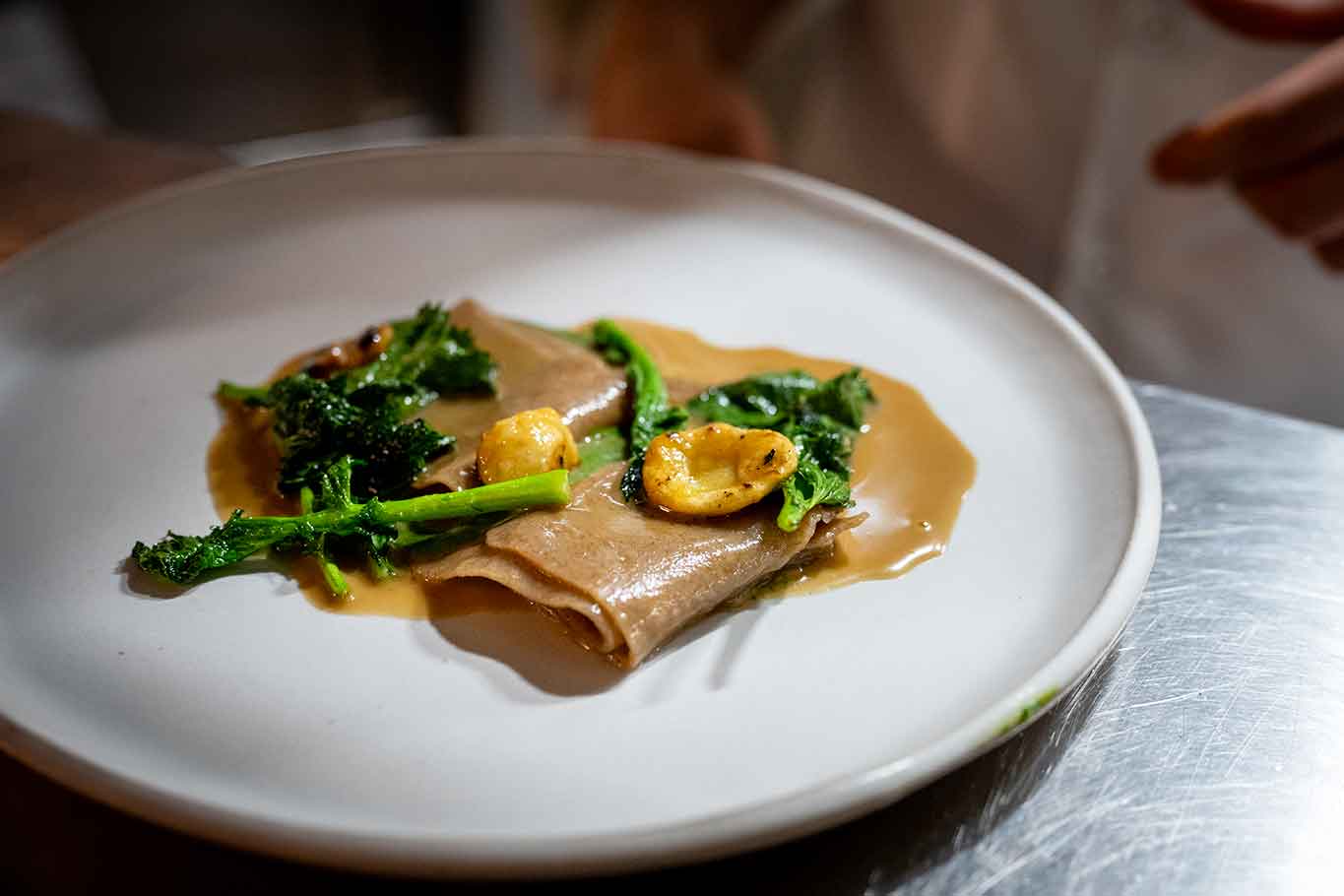 Udon, orecchiette, ginepro e cime di rapa: ricetta di Martino Ruggeri