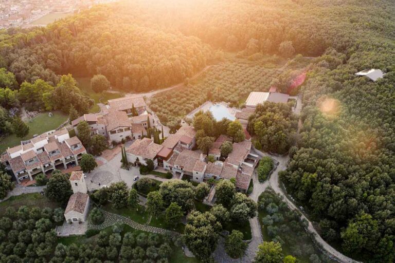 Locanda del Borgo, ristorante stellato nel resort con piscina e Spa