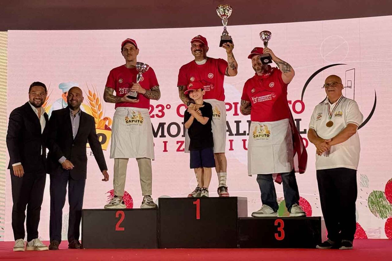 i vincitori della categoria pinsa metro pala del Campionato Mondiale del Pizzaiuolo 2026 Trofeo Caputo