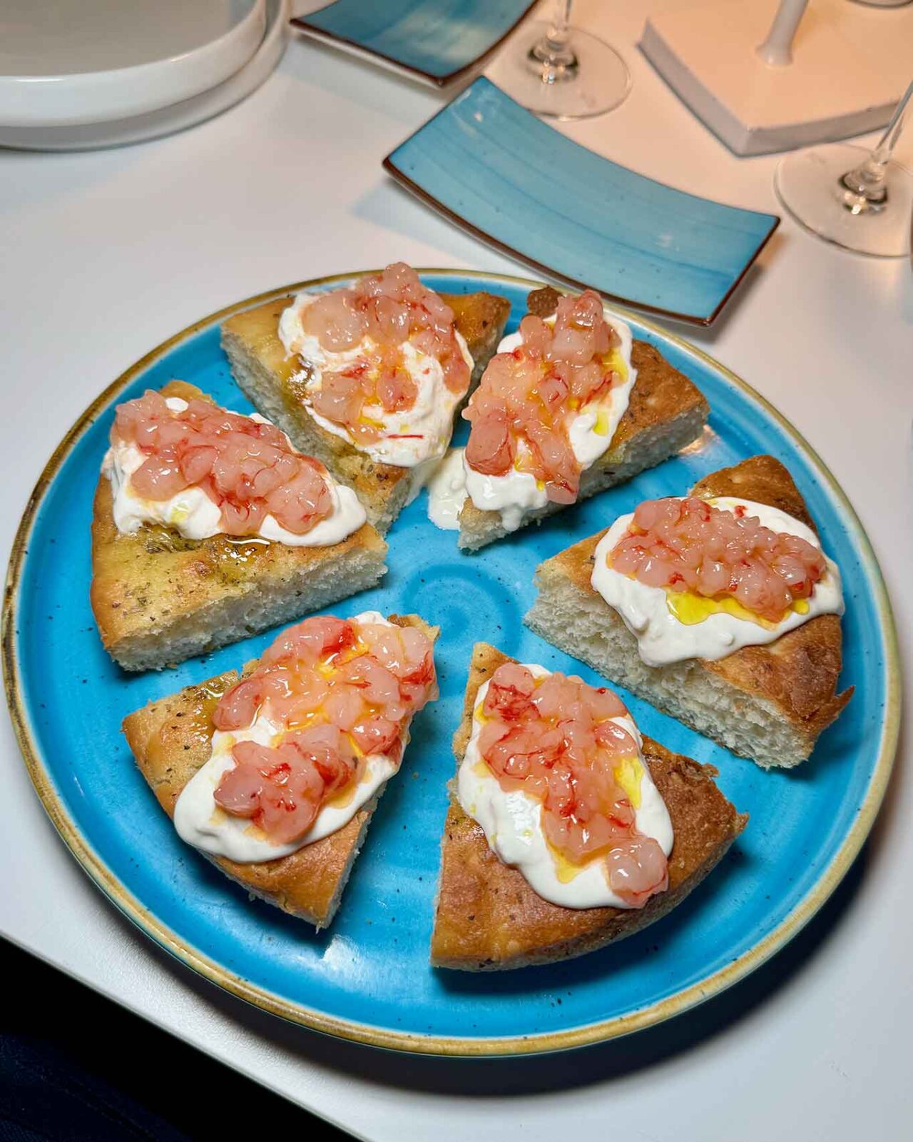 la focaccia con stracciata e gamberi del ristorante Modis Music Club a Marina di Casal Velino in Cilento