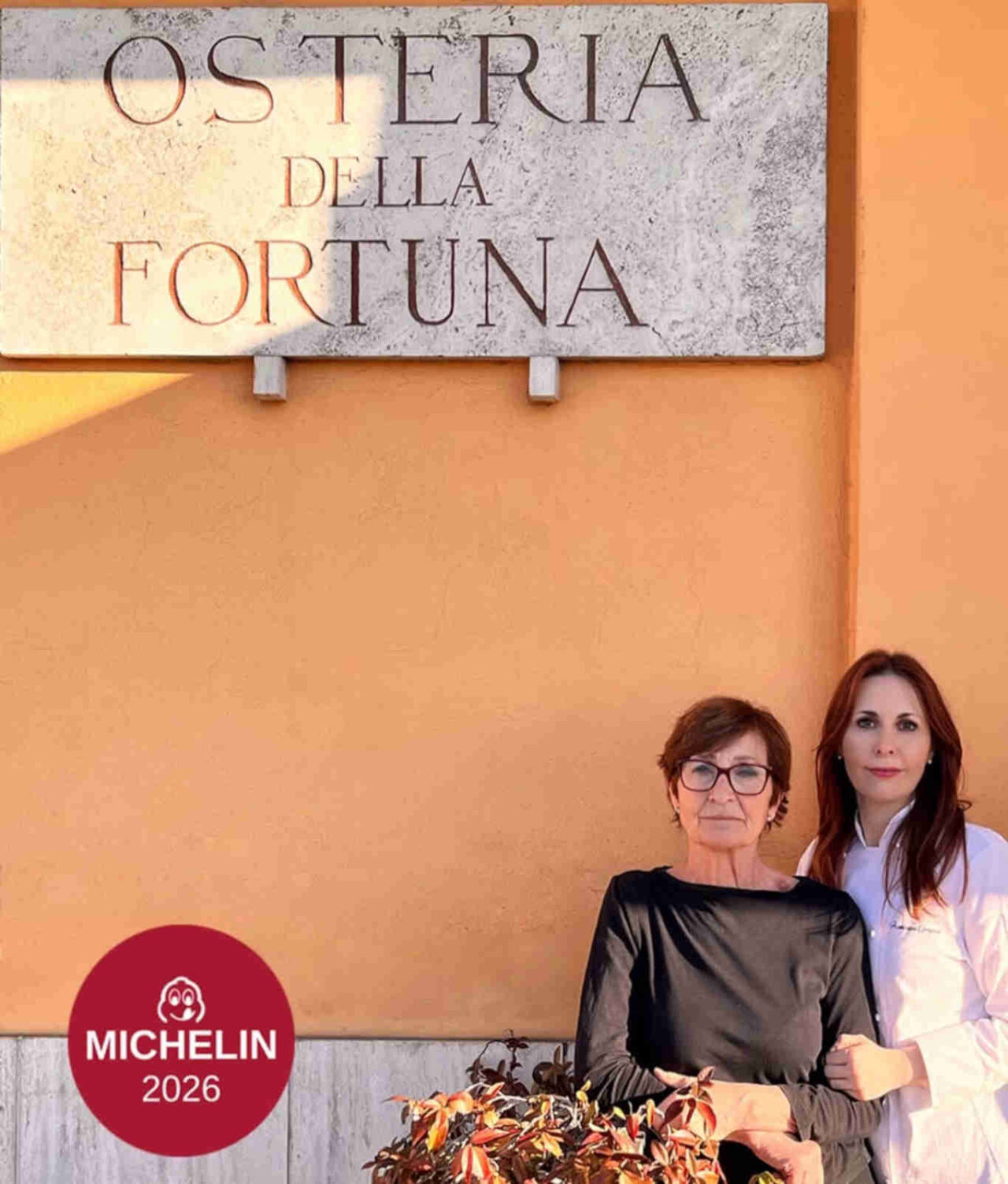 Francesca Gervasi e sua madre sotto la targa storica del locale