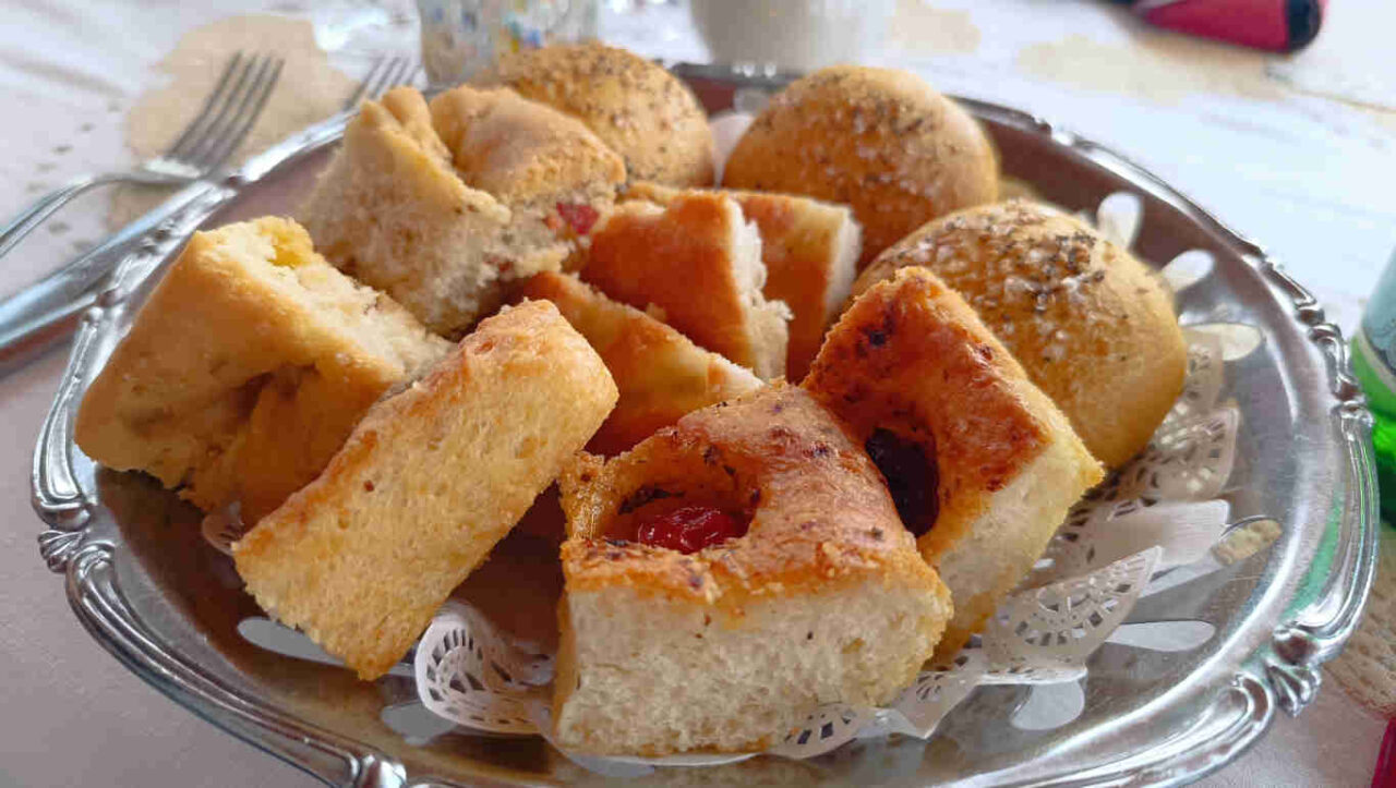 Focaccia ai pomodorini e panini