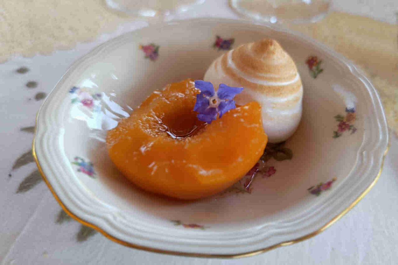 Pesca sciroppata e meringa alla lavanda