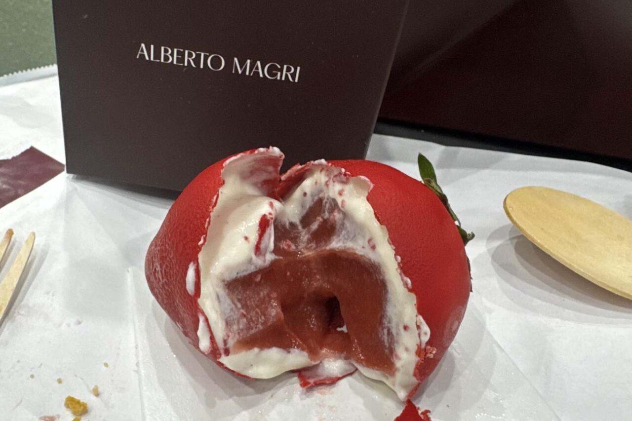 frutta realistica milano marlà fragola aperta