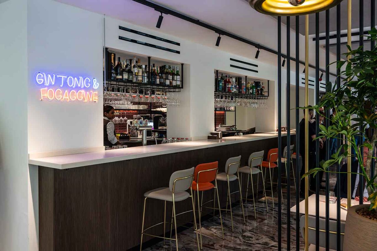 il bancone del bistrot La Esse di Esselunga a Milano