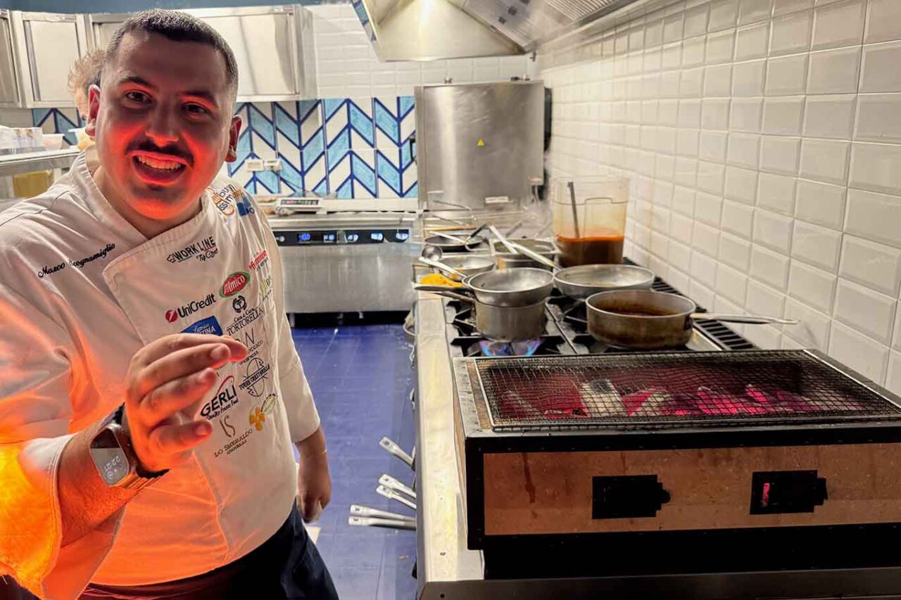 lo chef e la brace del bistrot il Borgo sul porto di Acciaroli