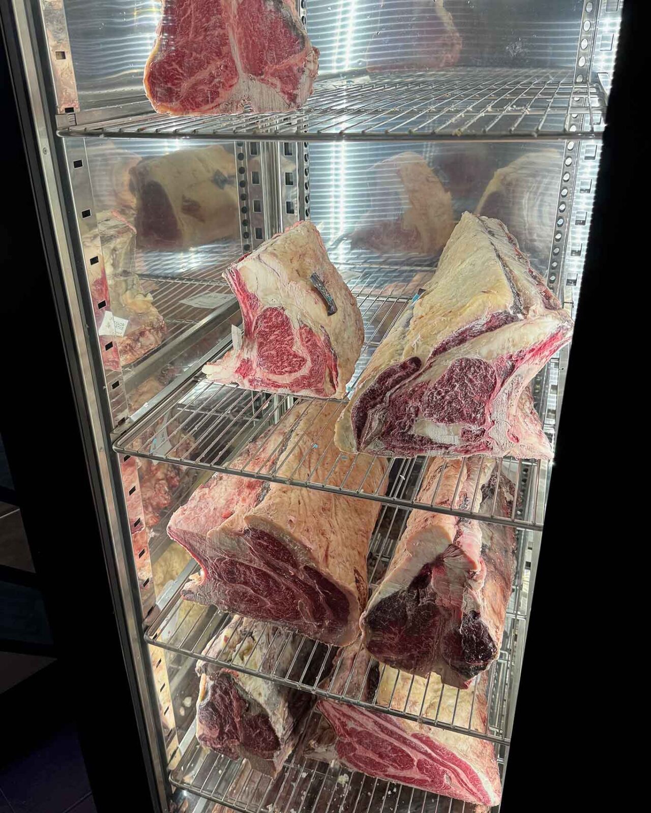 il frigo della carne al bistrot il Borgo sul porto di Acciaroli