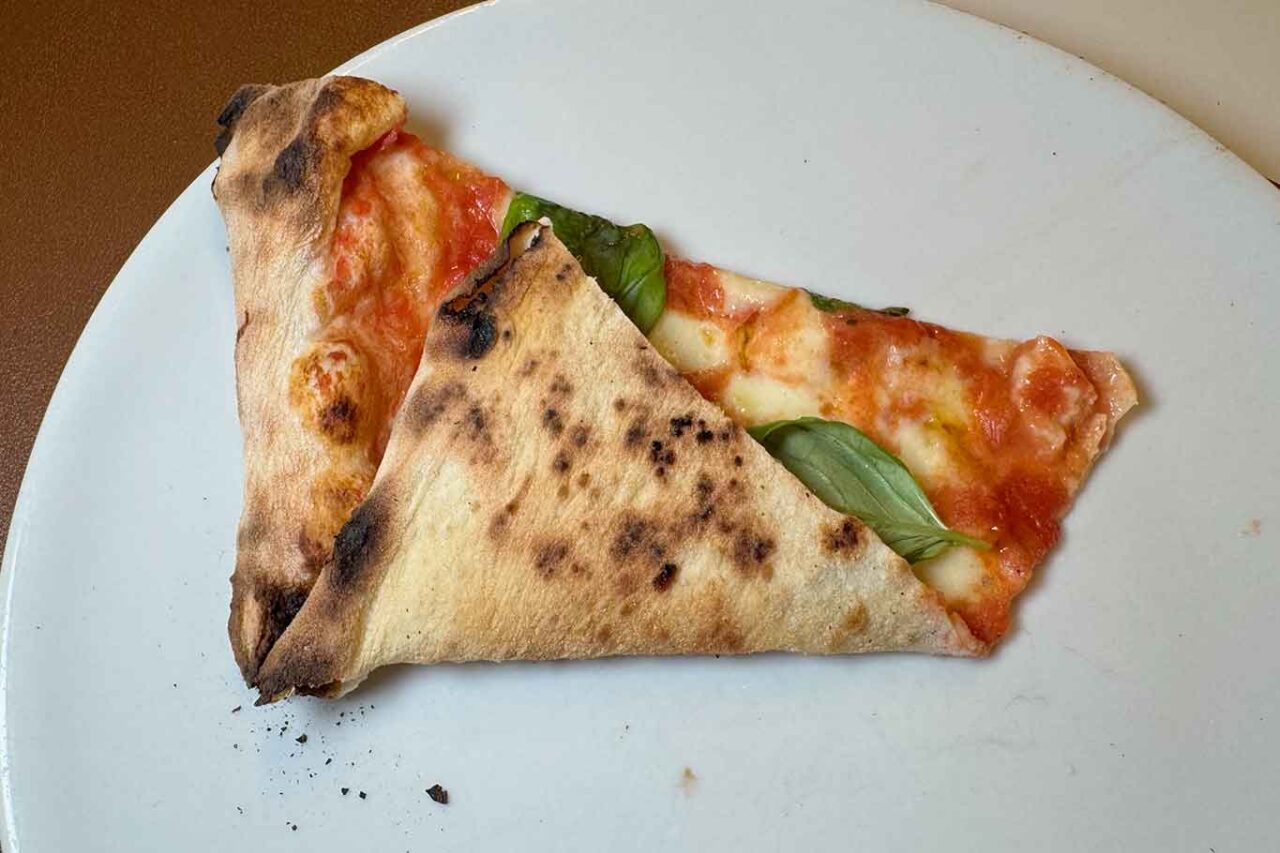 La cottura della pizza Margherita a ruota di carro della pizzeria Nanninella a Poggiomarino nelle Qualifiche del Campionato 2026