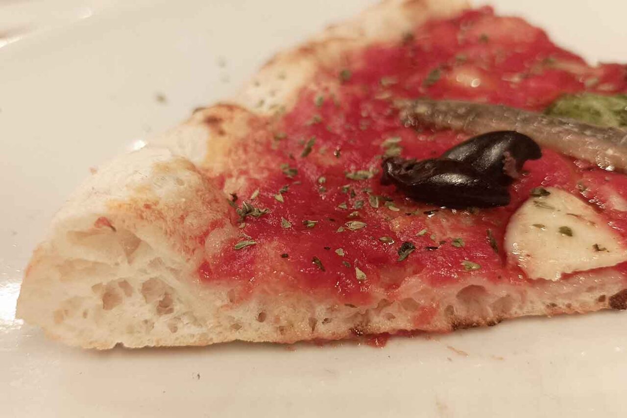 Il cornicione della pizza Marinara Napoli sta qui della pizzeria Nanninella a Poggiomarino nelle Qualifiche del Campionato 2026