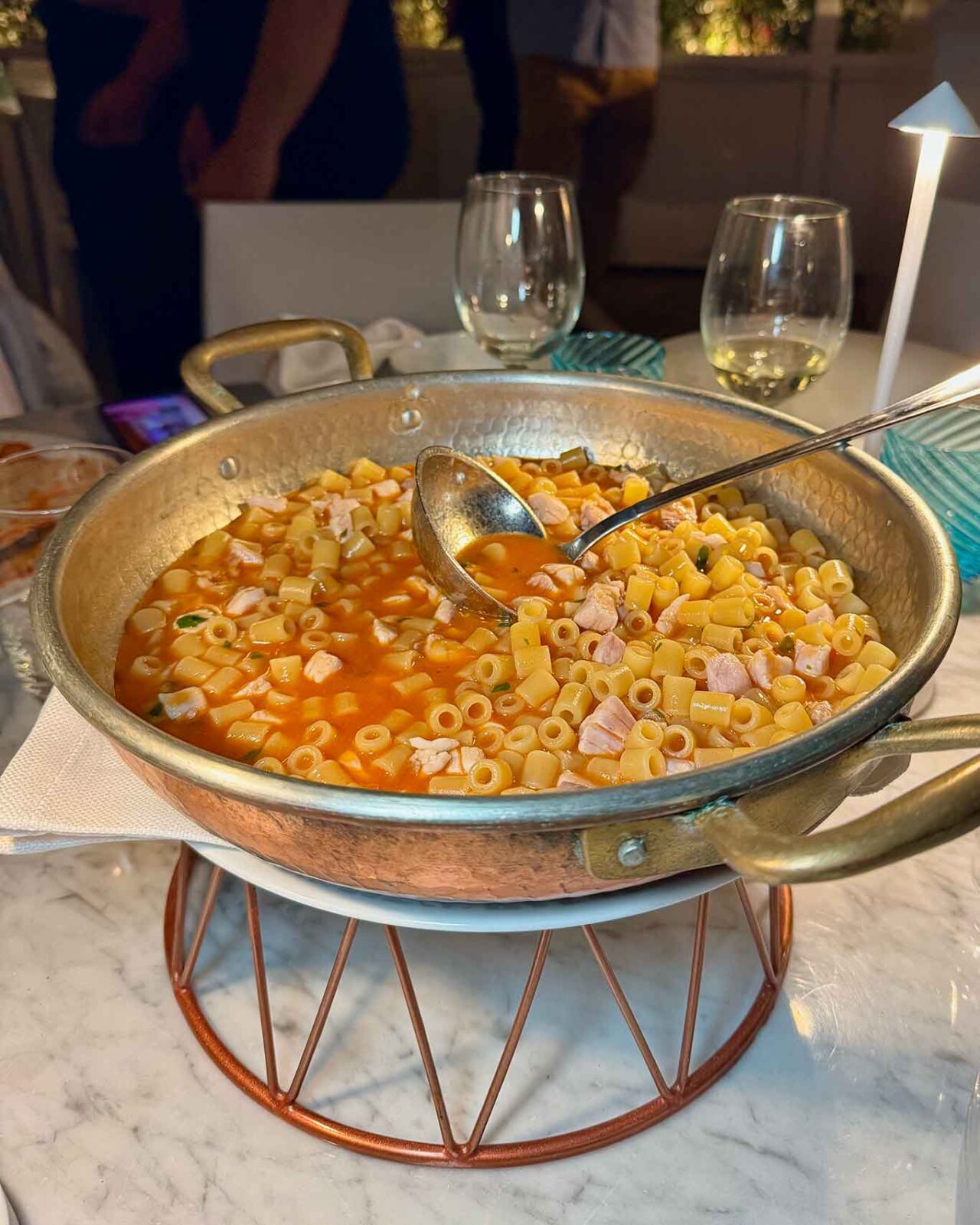 la pasta dei pescatori nella pentola di rame