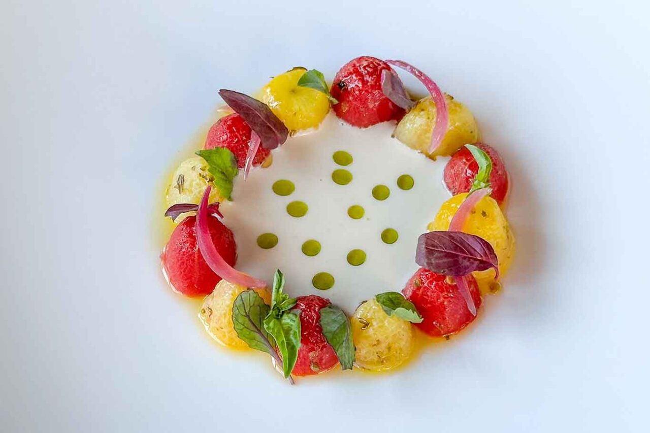 l'insalata di pomodori del ristorante La Locanda del Borgo di Aquapetra Resort a Telese Terme