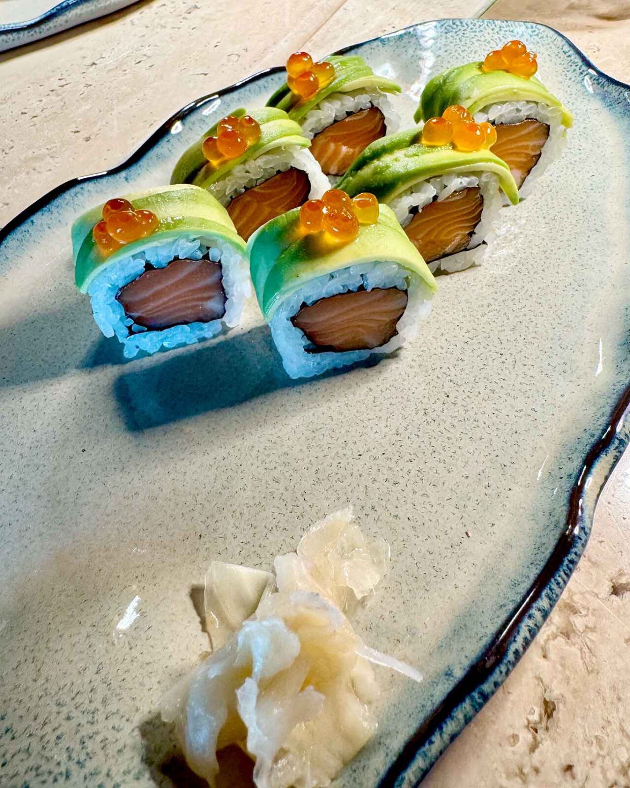 i roll di salmone del ristorante giapponese Oma al Crescent di Salerno 