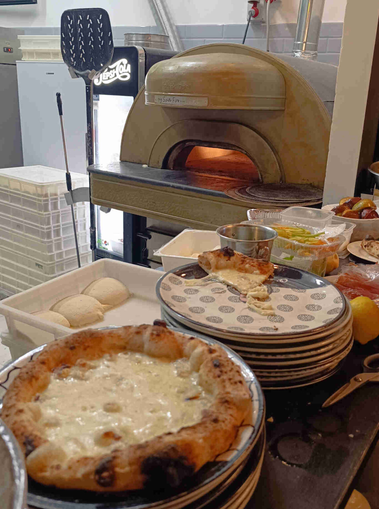 Forno, cucina, panetti e pizza