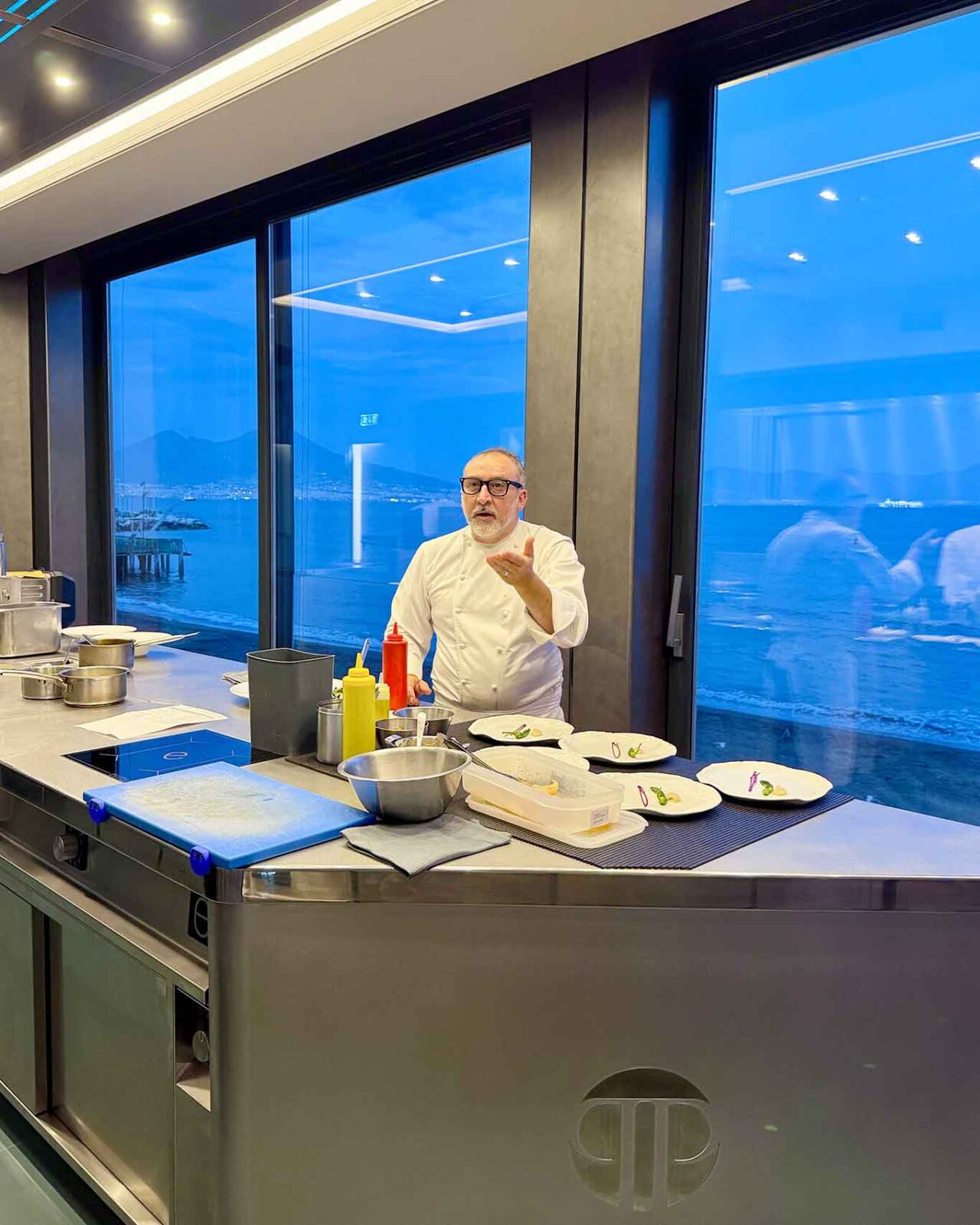 lo chef del nuovo ristorante Palazzo Petrucci a Posillipo a Napoli che sale di livello al piano 1
