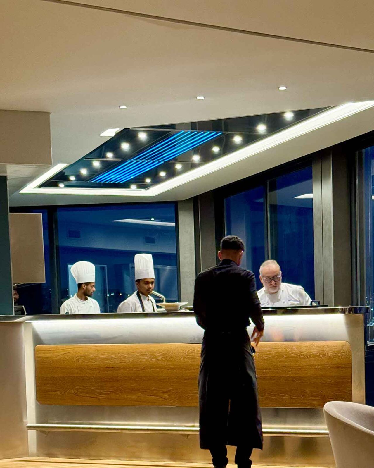 il bancone del nuovo ristorante Palazzo Petrucci a Posillipo a Napoli che sale di livello al piano 1