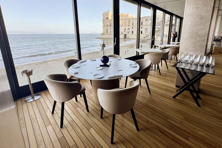 Il ristorante Palazzo Petrucci a Napoli sale di livello e cucina in sala