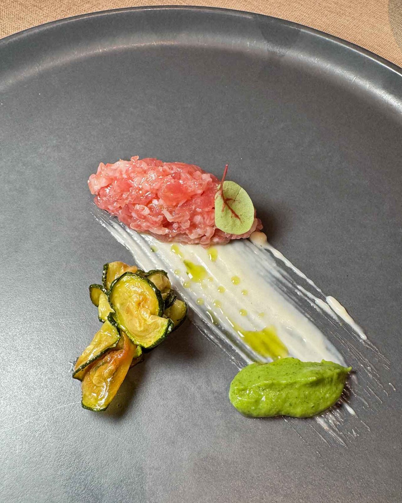 la tartare di tonno e wagyu del nuovo ristorante Palazzo Petrucci a Posillipo a Napoli che sale di livello al piano 1