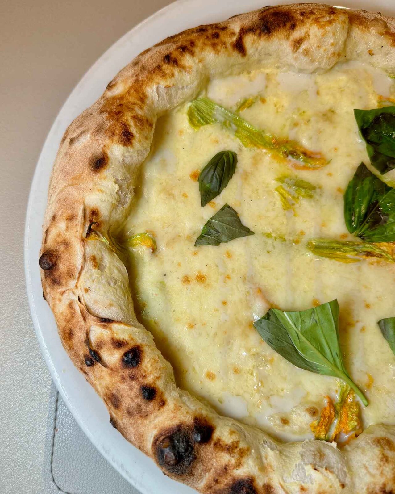 la pizza con i fiori di zucca della pizzeria Capitolo Pizza a Palma Campania