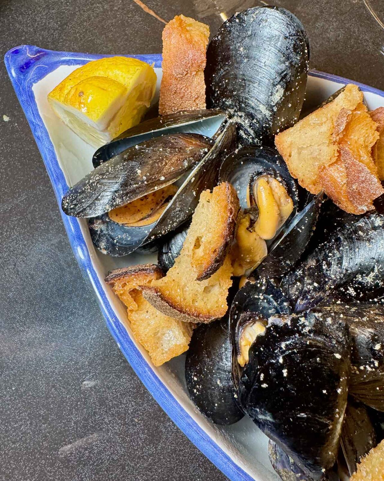 l'impepata di cozze nella pizzeria di Acciaroli che ha la pizza da 97 euro