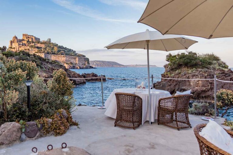 Fluctus ad Ischia, 3 modalità di cena al nuovo ristorante sul mare