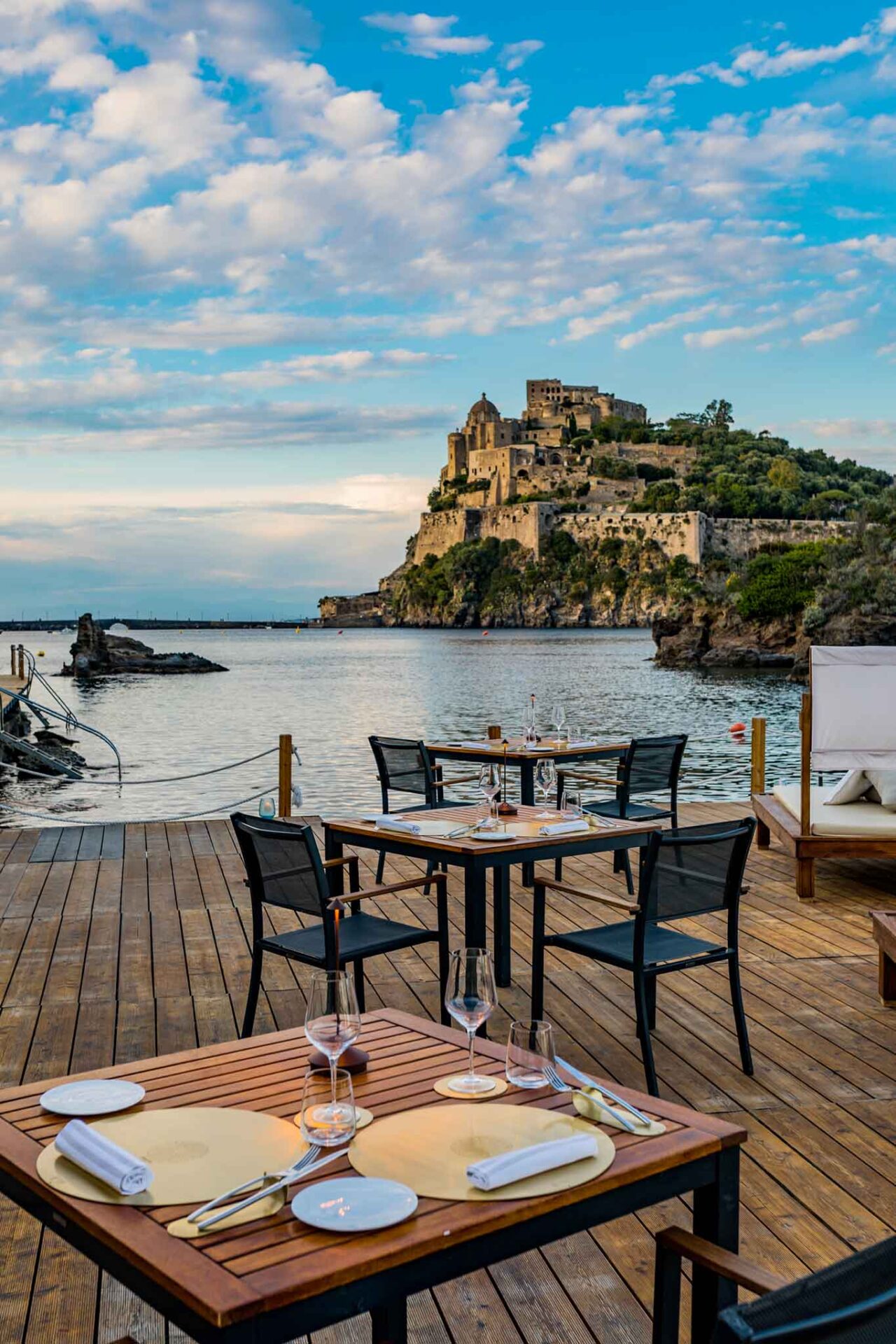 i tavoli sulla piattaforma del ristorante Fluctus del Giardino Eden a Ischia