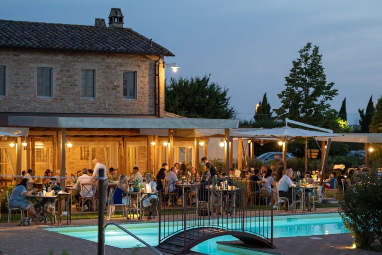 Fuga dal caldo all’osteria emiliana a bordo piscina in Umbria