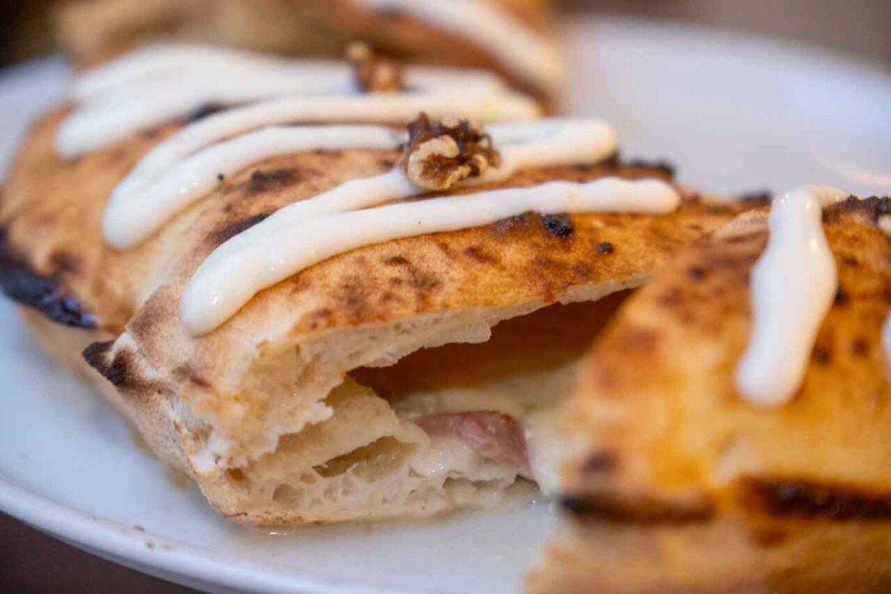 il calzone ripieno della pizzeria Elementi a Prato