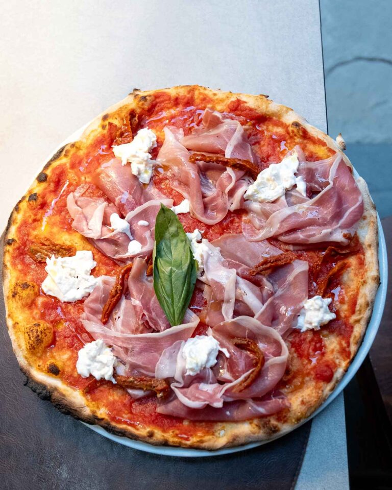La pizzeria a Prato che fa pizza contemporanea, romana e cocktail