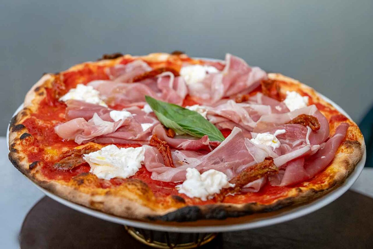 la pizza 180 grammi con burrata e prosciutto crudo della pizzeria Elementi a Prato