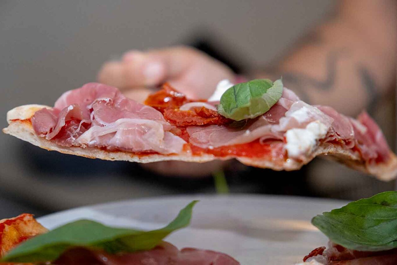 la pizza 180 grammi con burrata e prosciutto crudo della pizzeria Elementi a Prato
