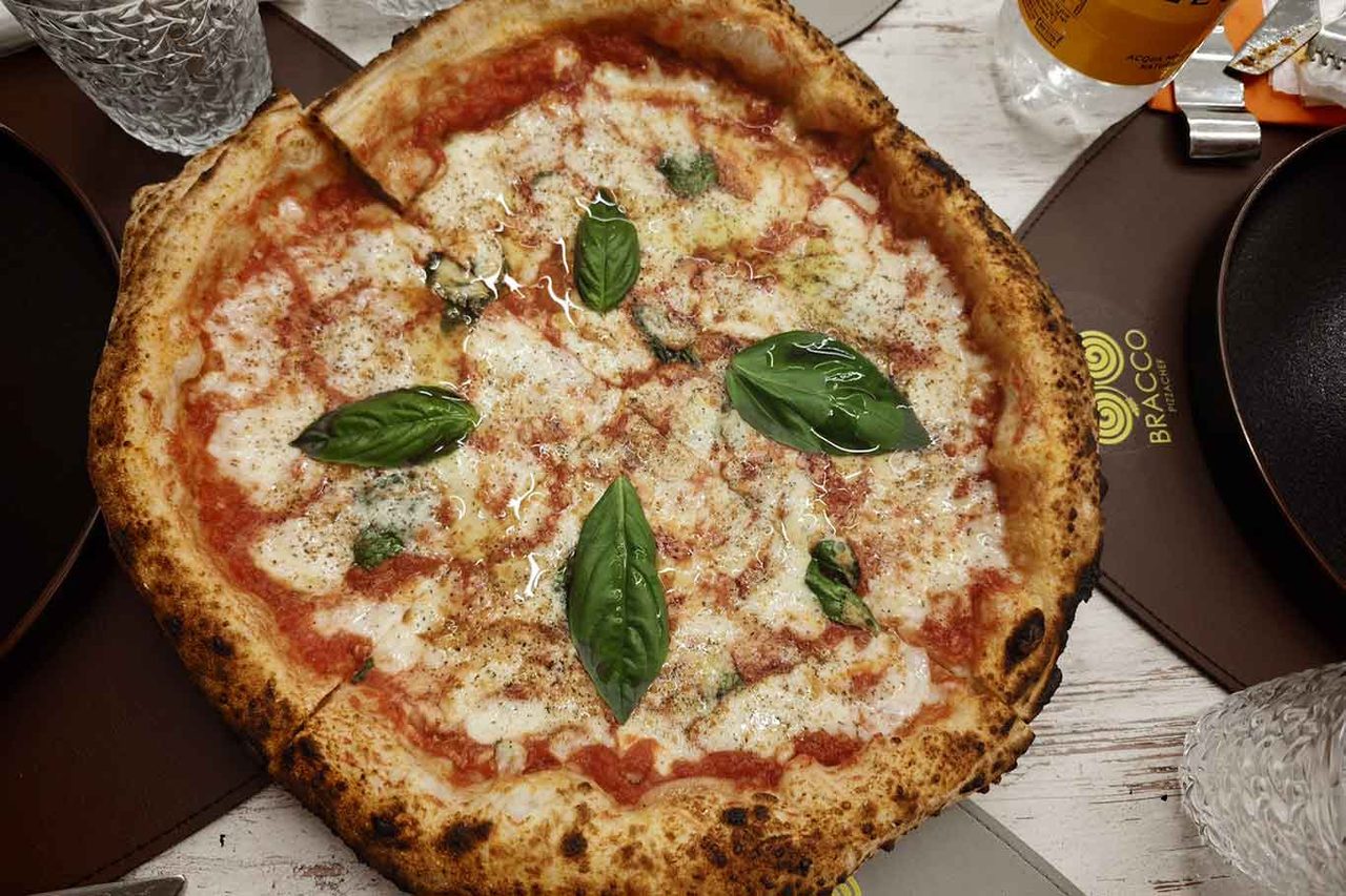 la pizza provola e pepe di Bracco PizzaChef pizzeria ad Acerra