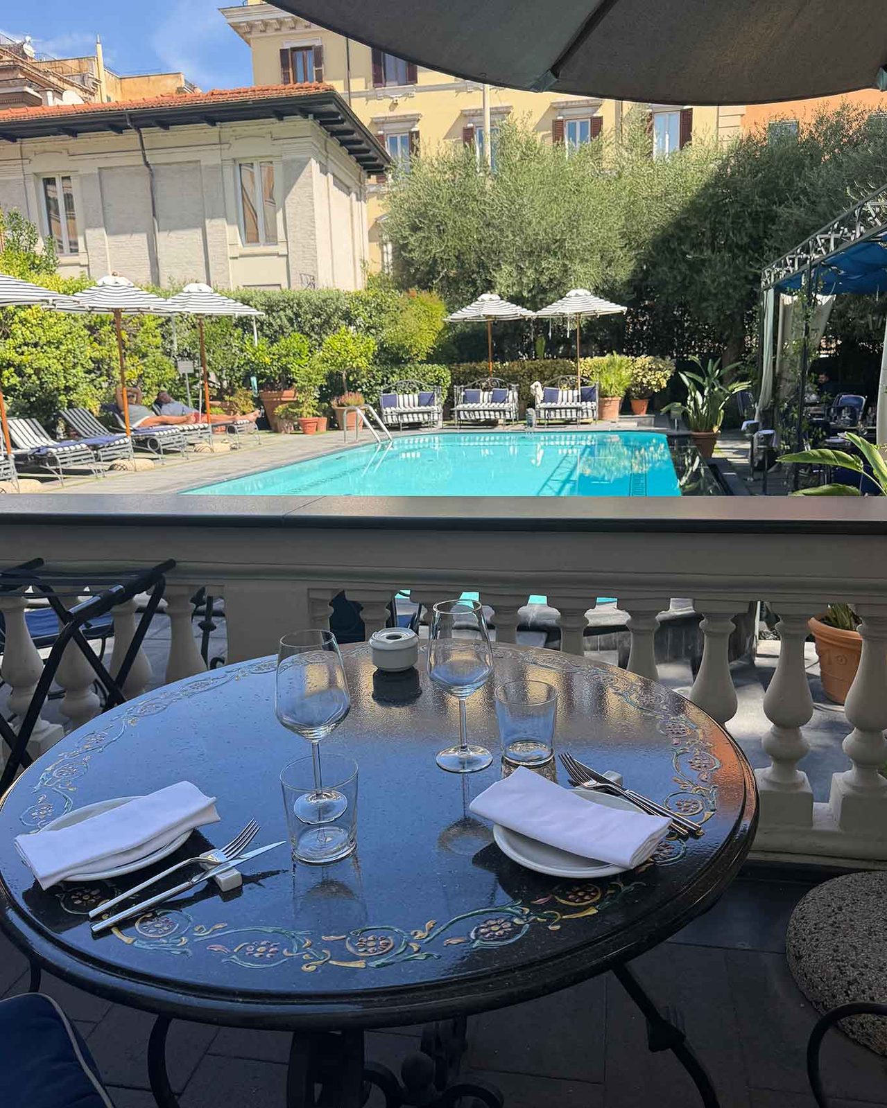 la piscina di Donkey's trattoria fine a Roma