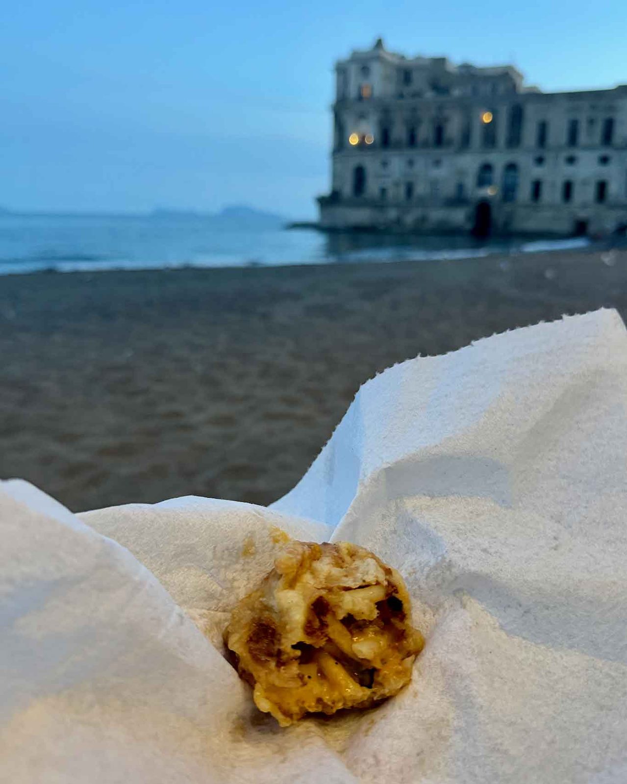 la frittatina mignon della pizzeria Palazzo Petrucci sulla spiaggia di Posillipo a Napoli
